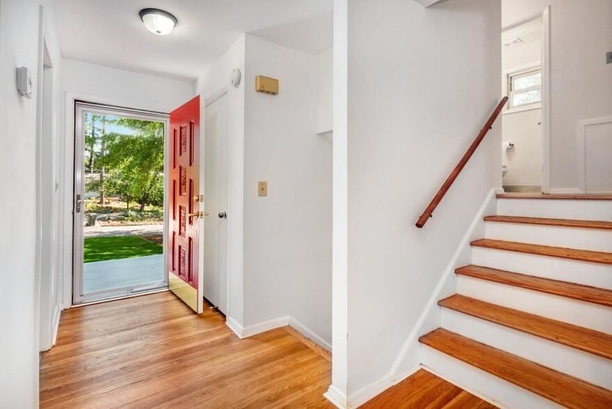 Building Photo - 2563 Beverly Hills Dr