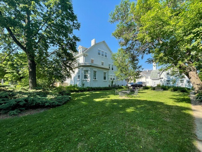 Building Photo - 2118 Pillsbury Ave