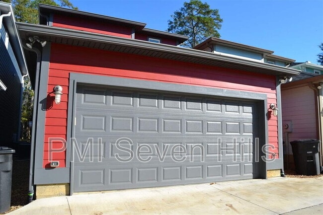 Building Photo - 828 N Duval St