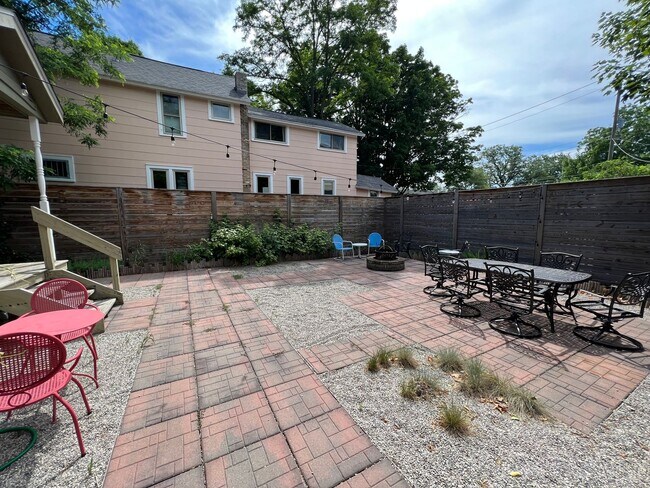 Building Photo - Lovely Furnished Home Available September ...