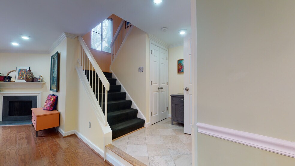 Building Photo - 1635 S Hayes St