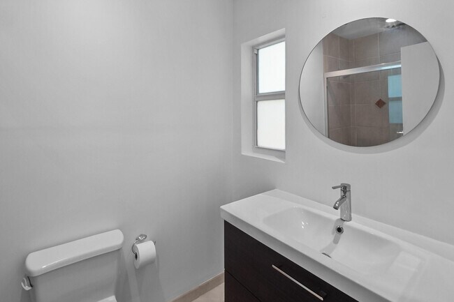 Building Photo - 2608 NE 12th St