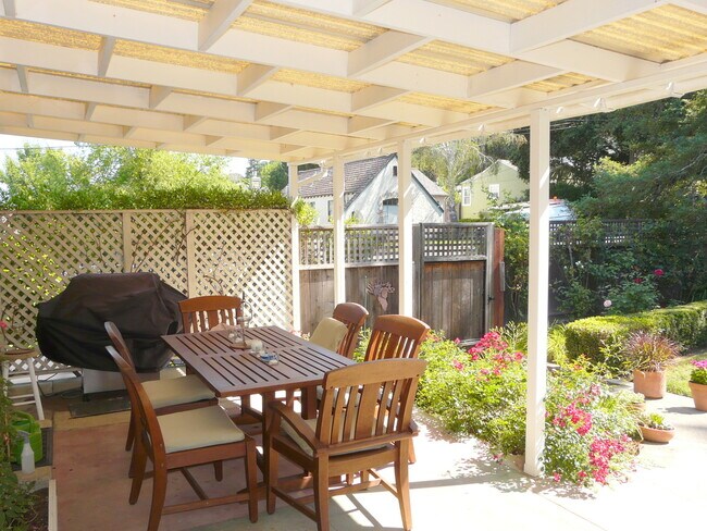 Building Photo - 2 Bedrooms, 1 Bathroom Popular Alta Height...