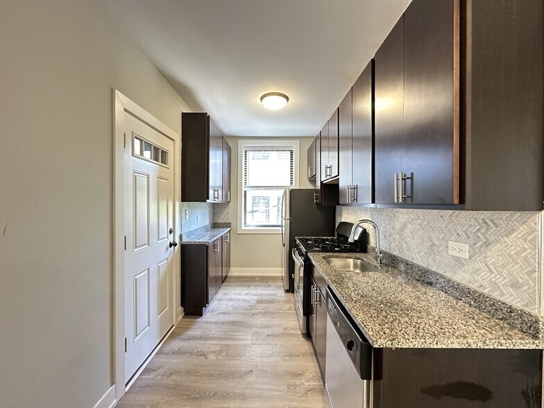 Building Photo - 722 W Brompton