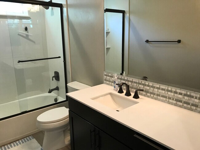 Building Photo - Gorgeous 3 bedroom home available now