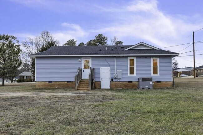 Building Photo - Newly Renovated & Move in ready