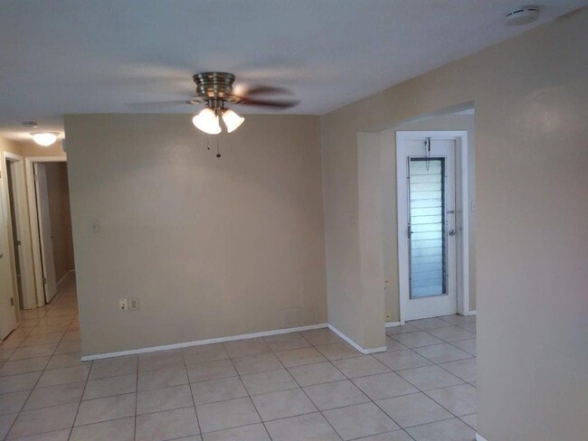 Building Photo - Beautiful 2/1/1 1034 Sq. Ft. with open flo...