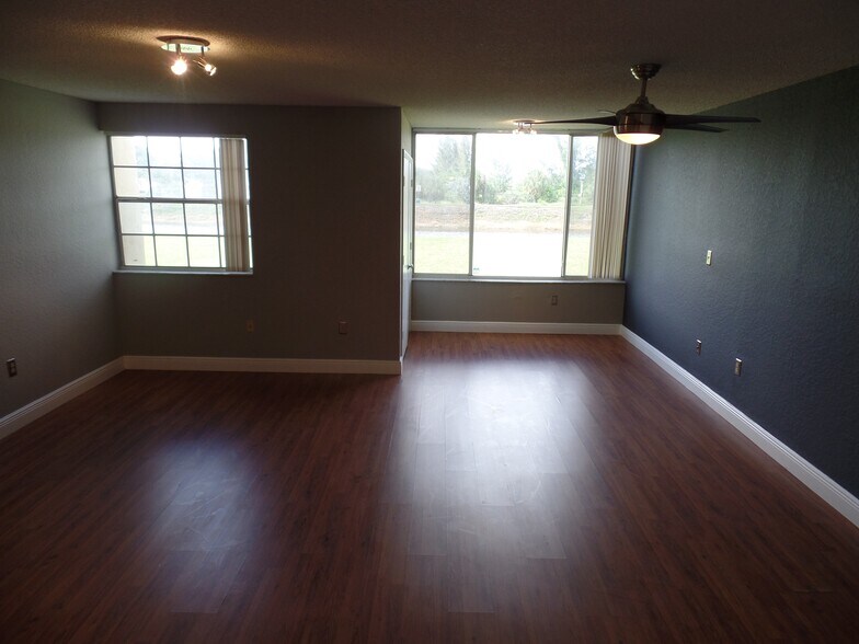 Building Photo - 2881 N Oakland Forest Dr