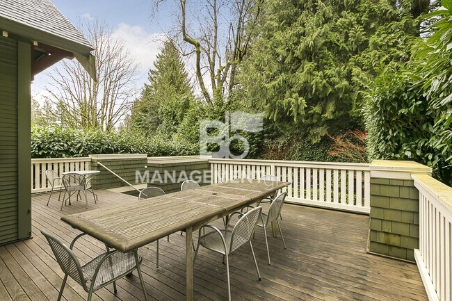 Building Photo - Stunning Historic Bungalow Just Minutes From City Center!