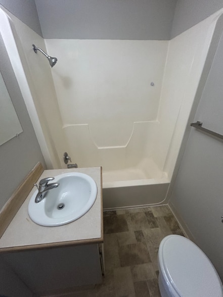 Building Photo - 184 Crestview Dr