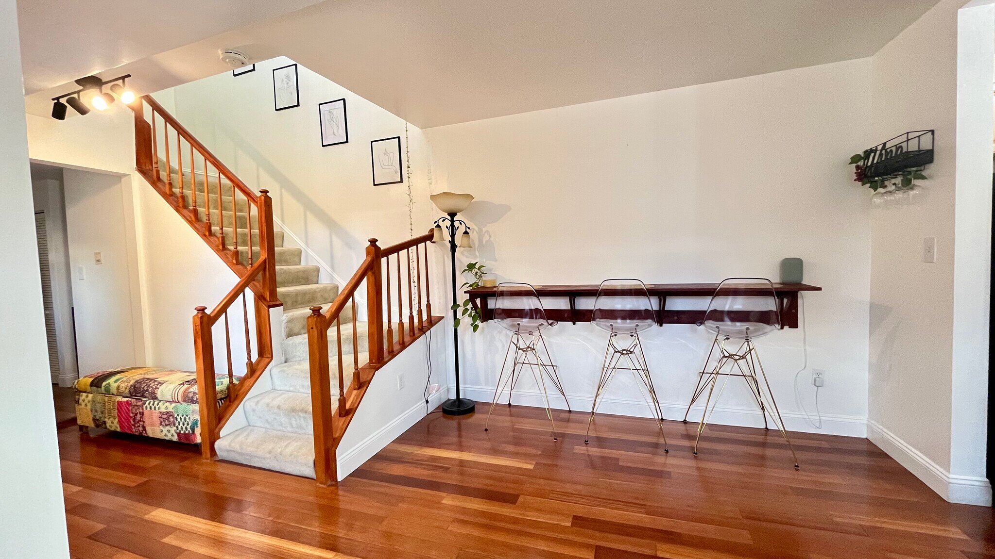 Breakfast bar - 512 Cathedral St