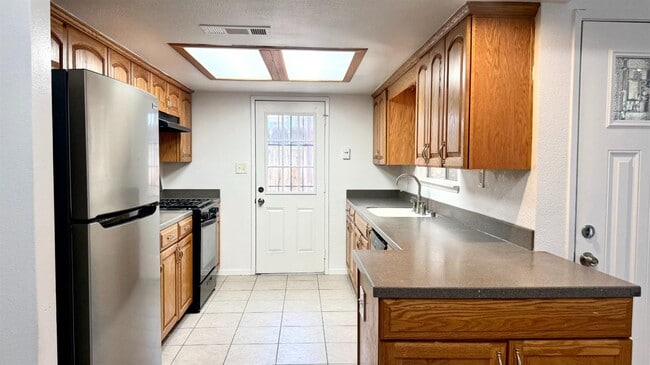 Building Photo - 665 S Coalinga St