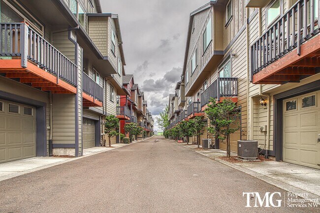 Building Photo - Wonderful 4 bed 2.5 Bath Townhome in Hills...