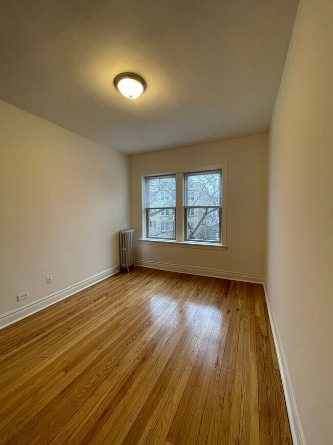 Building Photo - Lovely Renovated 1 BR In North Center