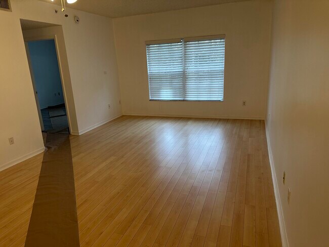 Building Photo - 5032 Lantana Rd
