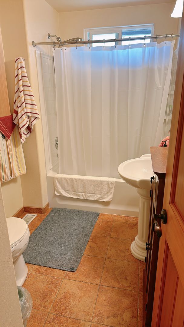 Building Photo - Available late August: this spacious 3brm/2 bath rambler near Whatcom Falls Park