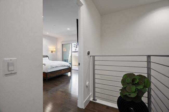 Building Photo - 11023 Fruitland Dr