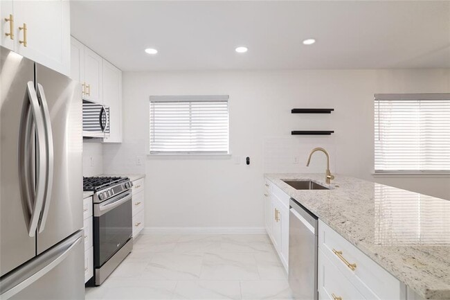 Building Photo - 4500 Sarasota Dr