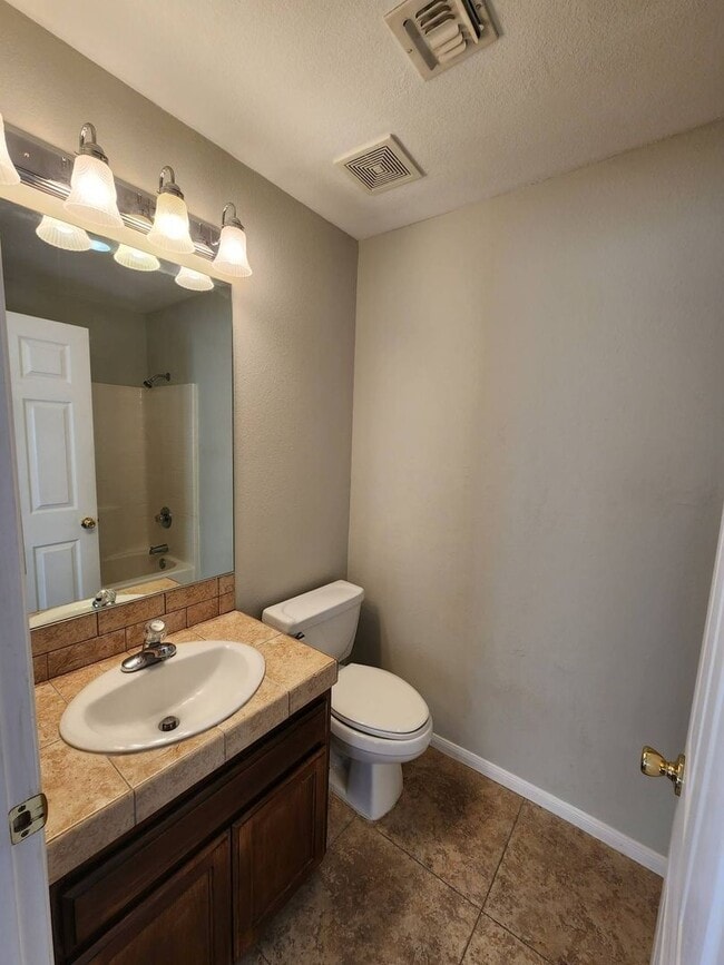 Building Photo - 2 Bedroom 2 Bath House Near Back Entrance ...