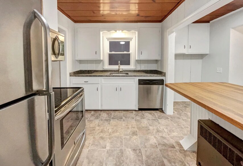 Building Photo - 6441 Crest Dr