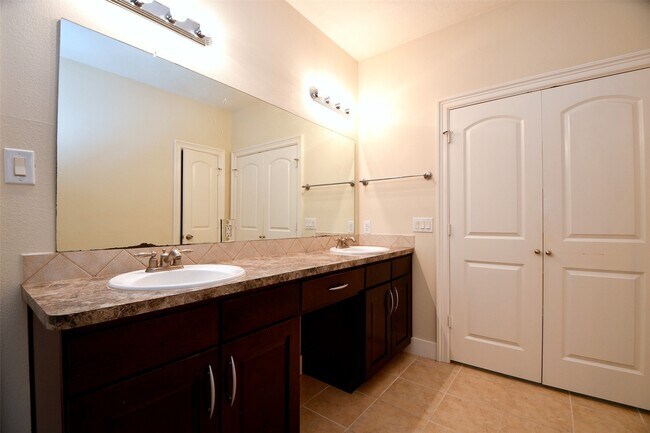 Building Photo - 5211 Holly View Dr