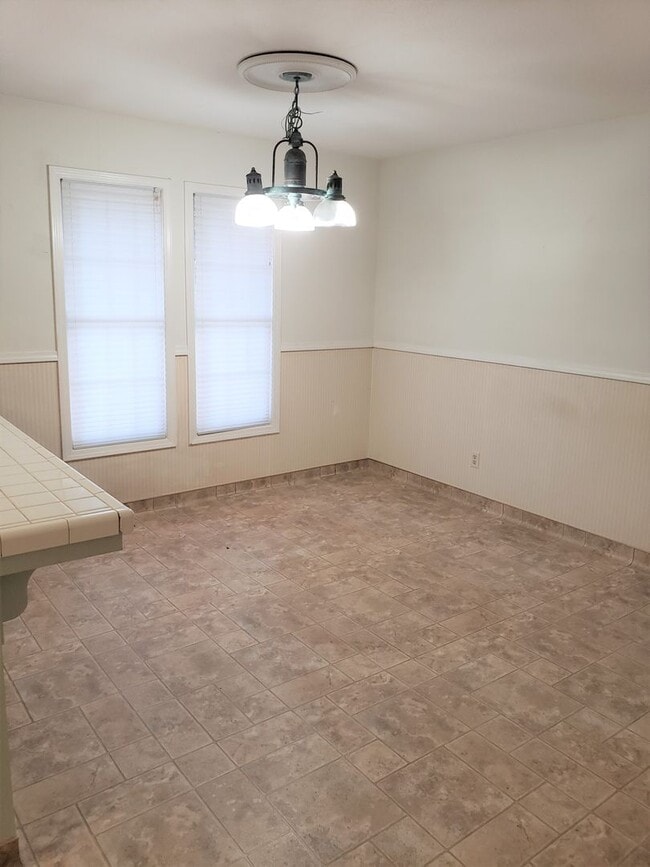 Building Photo - 4 bedroom 2 1/2 bath home in Sunset Oaks