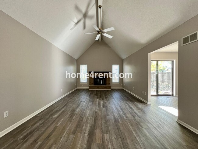 Building Photo - Wonderful Northland Home w/ an Updated Kit...