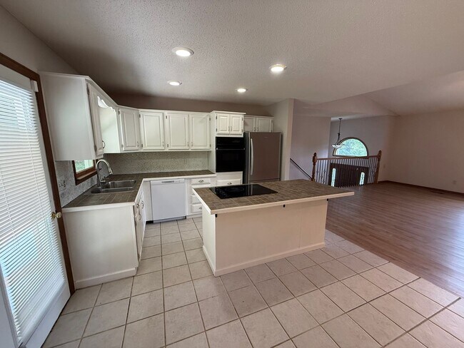 Building Photo - Big on Space. Big on Convenience. Big on Comfort.