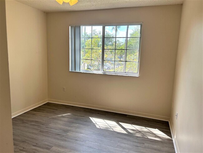 Building Photo - 1300 Crestwood Ct S