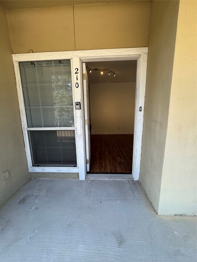 Building Photo - 921 Marine Dr