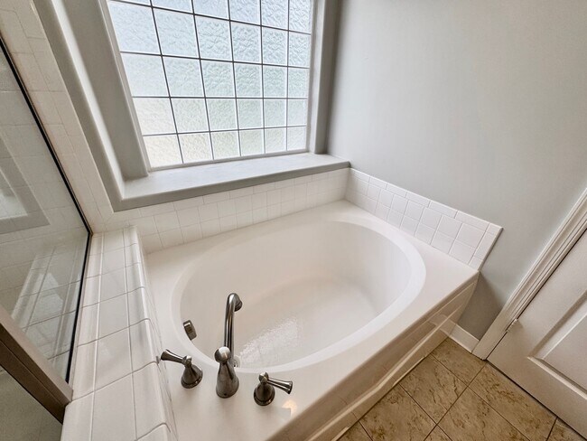 Building Photo - 5 Bedroom Ready NOW! Pet Friendly, Community Pool, Clubhouse, Fitness Center, Kayak Launch, Playg...