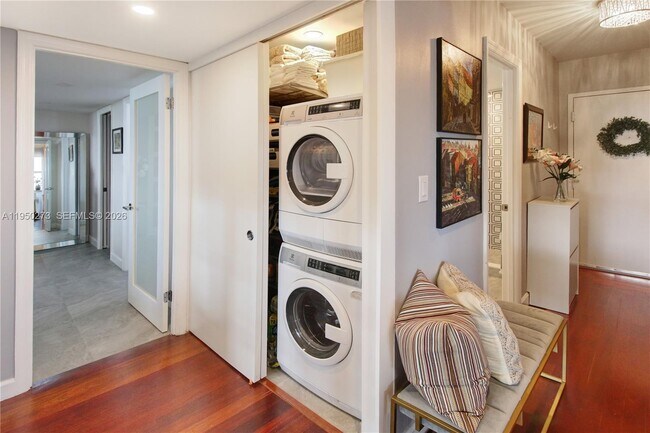 Building Photo - 1625 SE 10th Ave