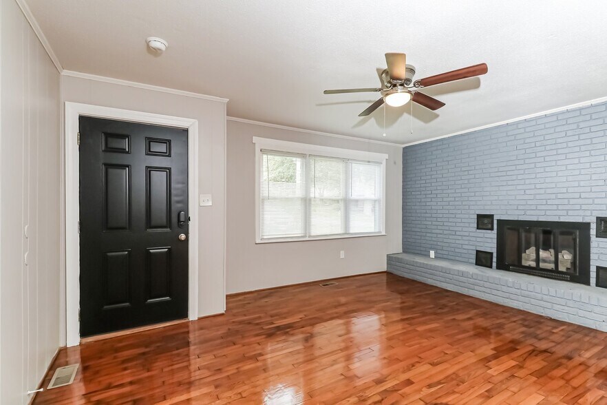 Building Photo - 104 Forest Ln Dr