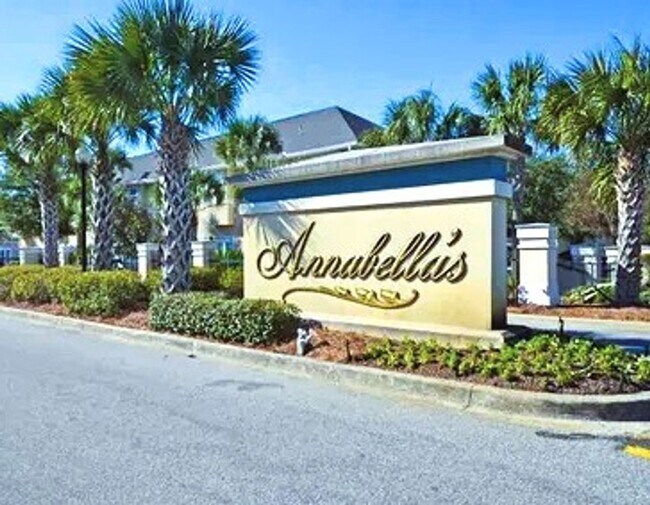 Building Photo - Fabulous Townhome in Gated Community w/Double Ensuites!