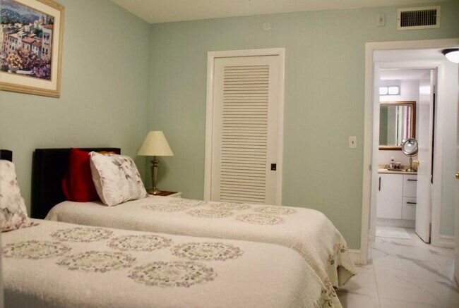 Building Photo - 364 Keswick C