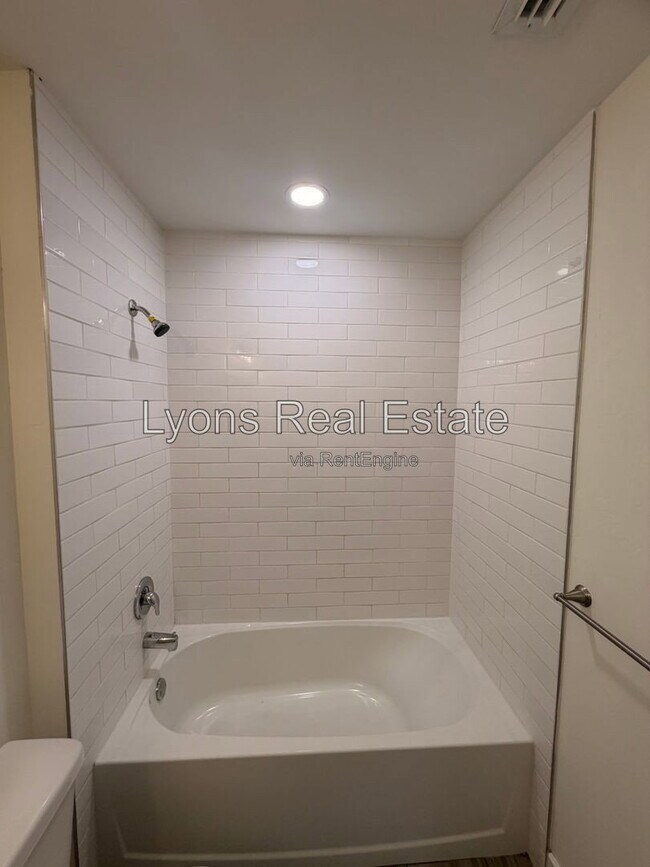 Building Photo - 546 SE 5th Pl