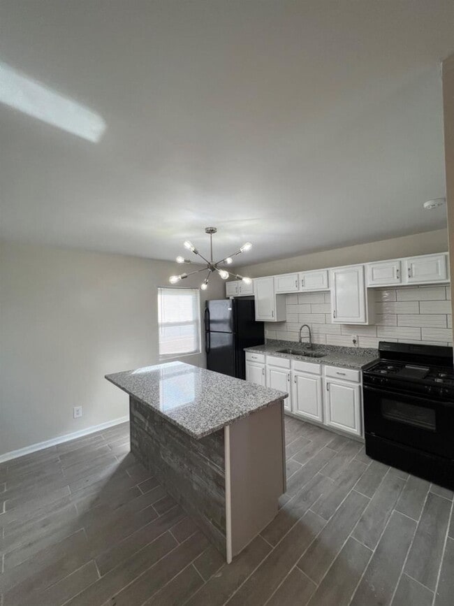 Building Photo - Home Short Drive to the Beach! MOVE IN SPECIAL!!!