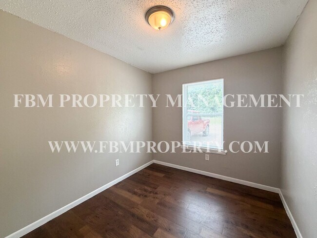 Building Photo - 3222 W 8th Ave