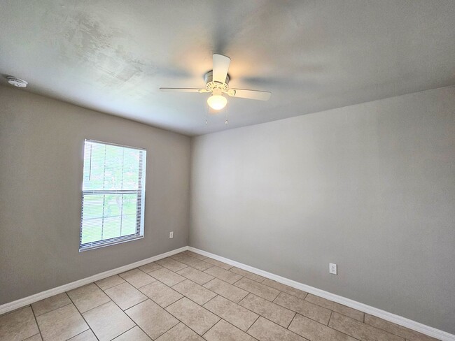 Building Photo - Like New  3 bedroom, 2bath 1 car garage