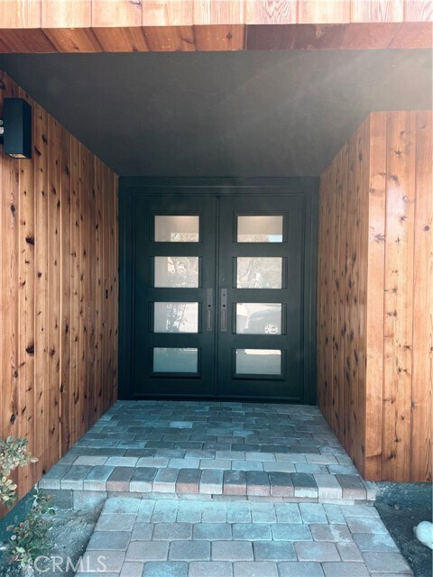 Building Photo - 15999 Via De Las Palmas