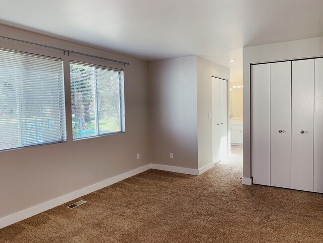 Building Photo - 3Bd/2.5Ba Kirkland Townhome