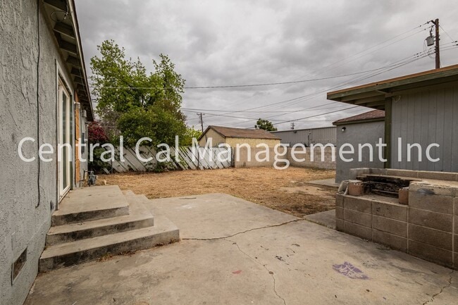 Building Photo - 4 Bedroom/2 Bath Home in Central Bakersfield - $2095 Per Month!
