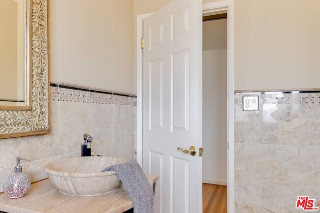 Building Photo - 3401 Alginet Dr