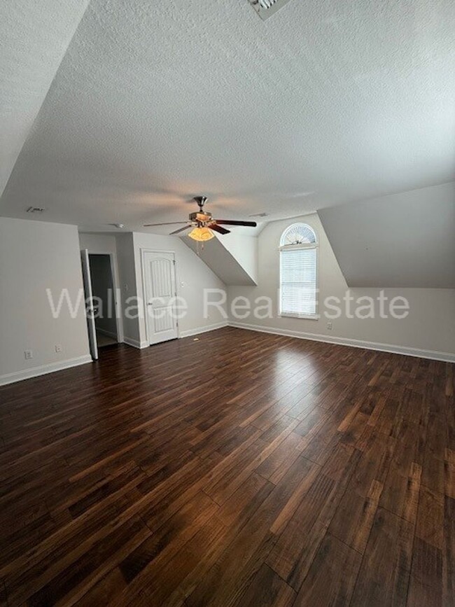 Building Photo - LOCATED IN HALLS BEAUTIFUL 2 STORY HOME WI...