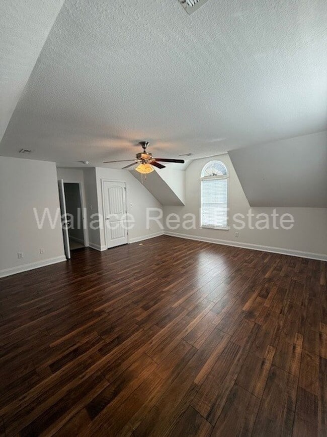 Building Photo - LOCATED IN HALLS:  BEAUTIFUL 2 STORY HOME WITH 3 BEDROOMS AND 2.5 BATHS