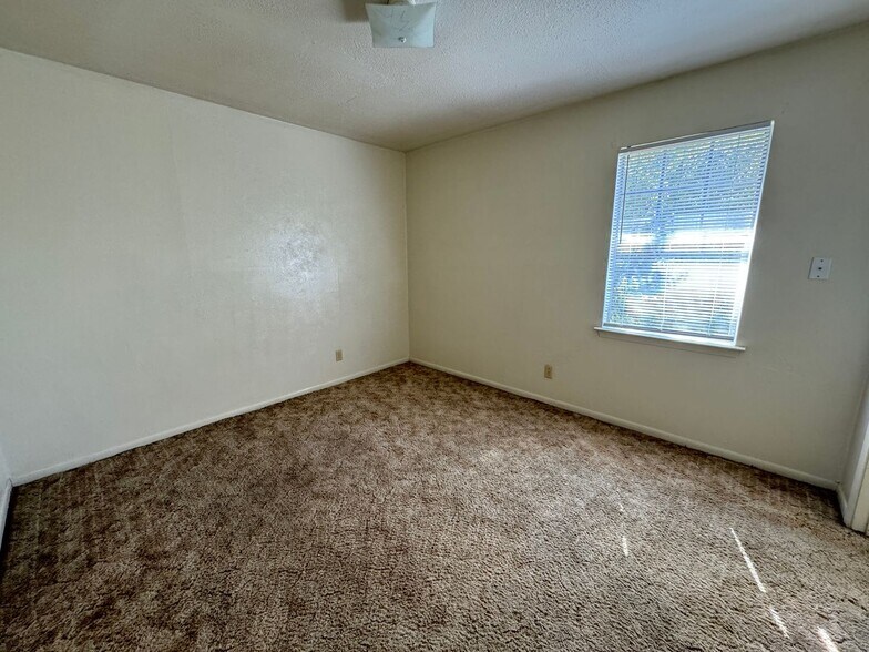 Building Photo - 224 Hold St