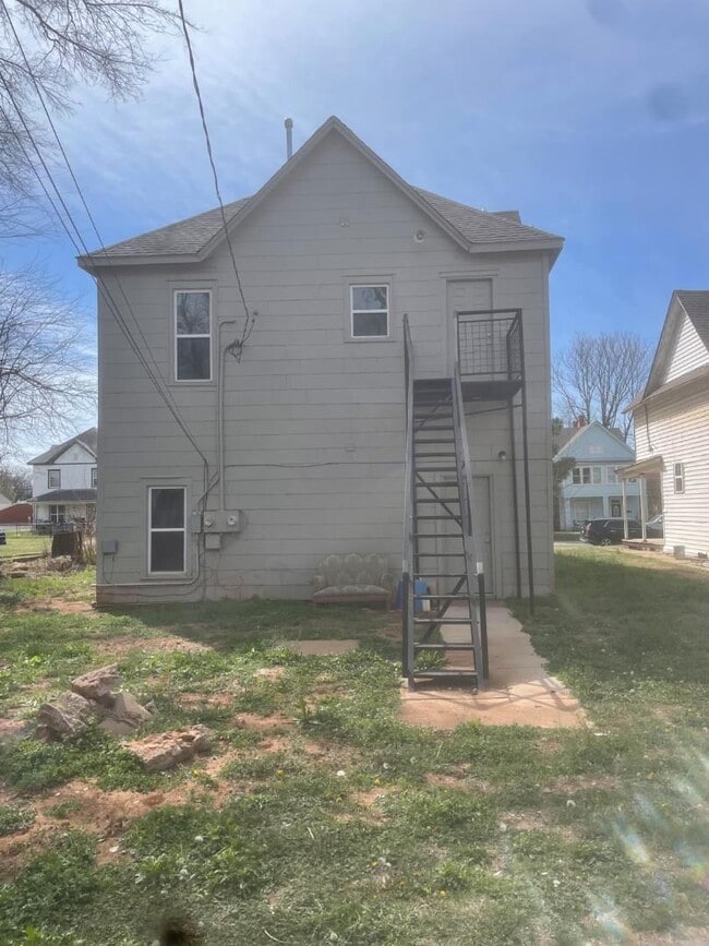 Building Photo - 516 E Harrison Ave