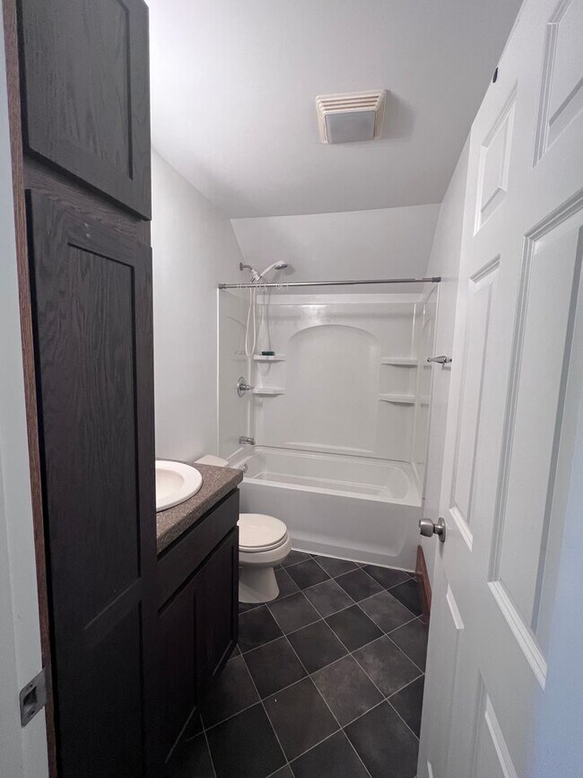 Building Photo - Three Bedroom Single Family Home - Close to everything!