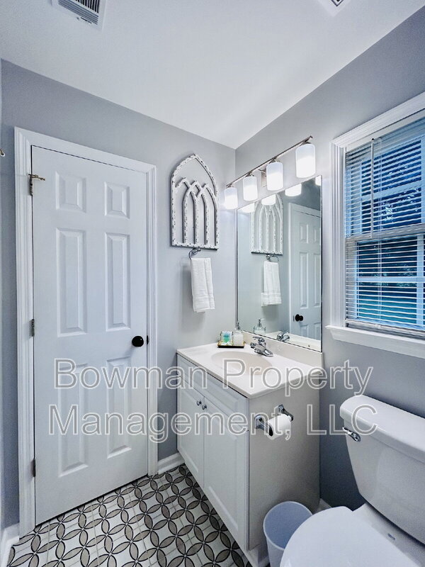 Building Photo - 255 Camelot Dr
