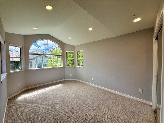 Building Photo - REMODELED FOUR BEDROOM / THREE BATH TOWNHOUSE IN COURTYARD AT PATRIDGE KNOLLS